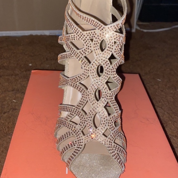 NIB heels - Picture 3 of 4